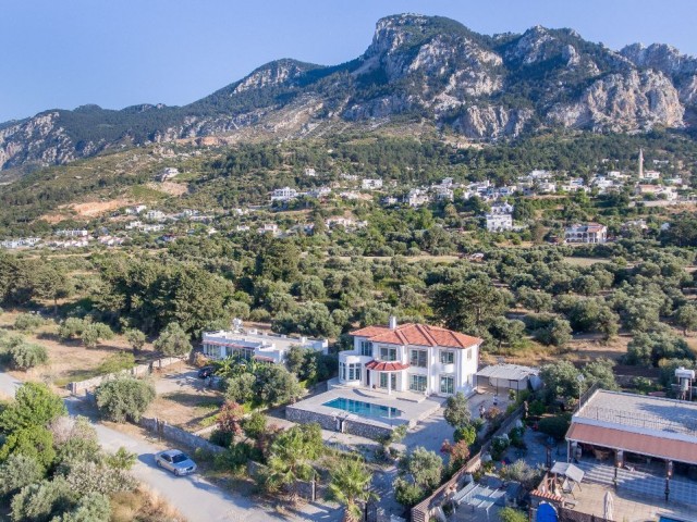 Girne Karşıyaka'da Satılık Deniz ve Dağ Manzaralı, Özel Havuzlu Villa