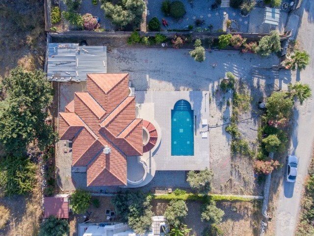 Villa mit Meer- und Bergblick zum Verkauf in Girne Karsiyaka