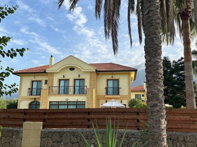 KYRENIA LUXURY VILLA 6+2