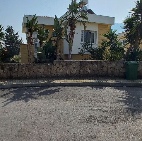 3+1 villa with private pool for sale in Yeşiltepe