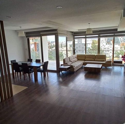 Luxuriöses, voll möbliertes 3+1-Maisonette-Apartment im Zentrum von Kyrenia. 6 Monate im Voraus, 3 Anzahlungen, 400 £ Stromkaution, 50 £ Vertrag