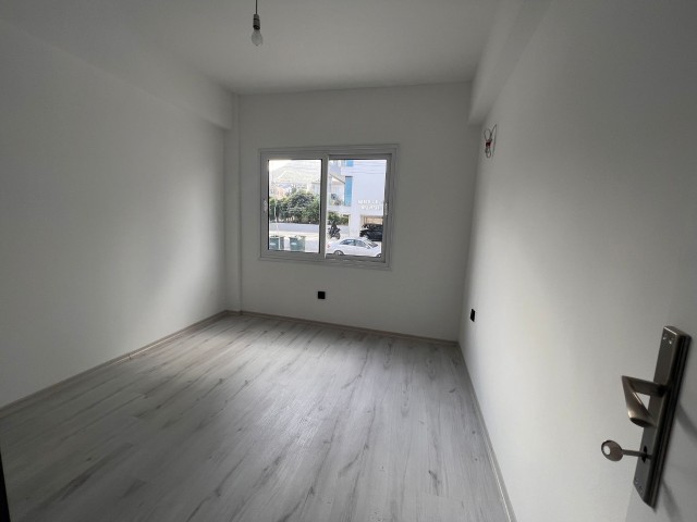 Neue und ungenutzte, komplett renovierte 3-Zimmer-Wohnung zum Verkauf im Kyrenia Center