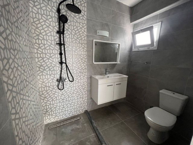 Новая и неиспользованная полностью отремонтированная 3-комнатная квартира на продажу в центре Кирении