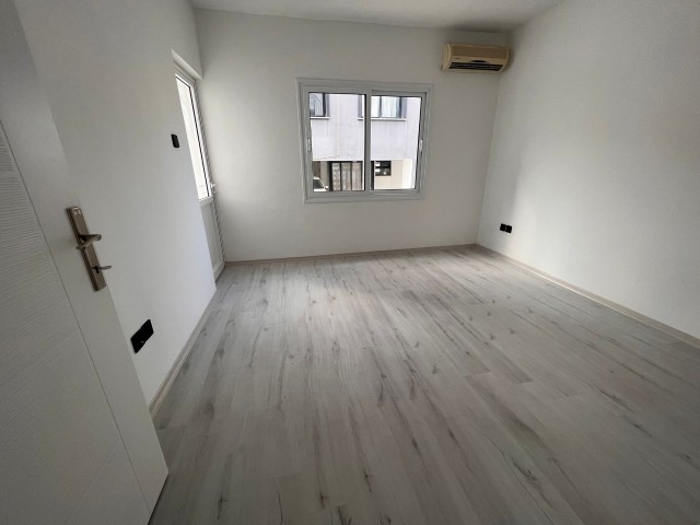 Girne Merkezde satılık 3+1 Daire yenilenmiş 145m2