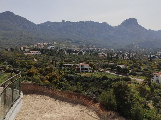 Girne Merkez Akacan Sitesinde satılık 2+1 geniş DUBLEX çatı katı,