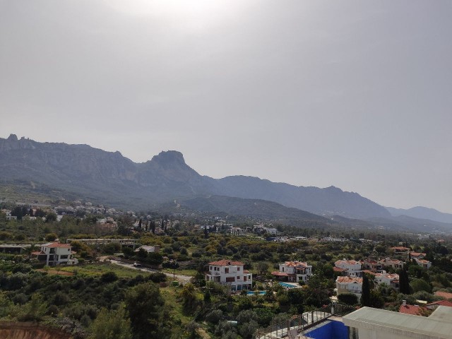 2+1 geräumiges Penthouse zum Verkauf im Kyrenia Center Akacan Site
