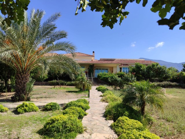 HERRENHAUS IN Çatalköy, Kyrenia, 400 Meter vom Meer entfernt, Super-Luxus, Super-Komfort, großer Garten