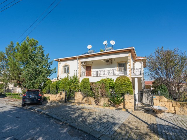 Girne Alsancak Satılık 7+2 Villa