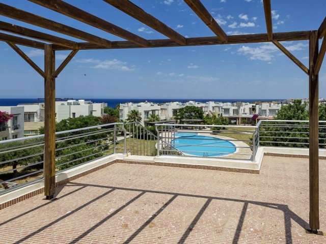 Penthouse Holiday Apartment with Private Roof Terrace, Esentepe, Girne