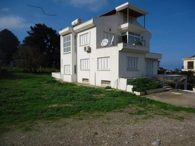 Pearl of Kyrenia Catalköy 1 decker 1 evlek 1200 square meter Esdeger Villa for sale with mountain and sea views on a plot of land. 3+1 400 square meters of indoor space 100 square meters of outdoor space. The floor coverings are natural marble, including tūmū terraces. Prepare the infrastructure for