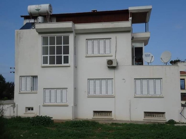 Pearl of Kyrenia Catalköy 1 decker 1 evlek 1200 square meter Esdeger Villa for sale with mountain and sea views on a plot of land. 3+1 400 square meters of indoor space 100 square meters of outdoor space. The floor coverings are natural marble, including tūmū terraces. Prepare the infrastructure for