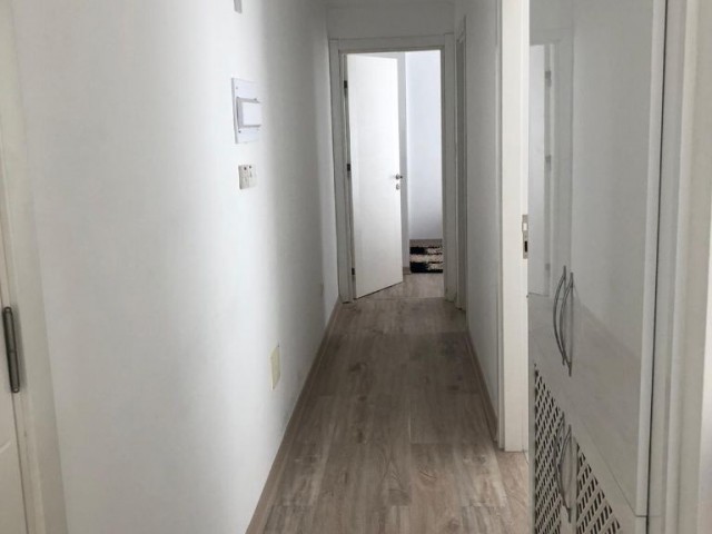 Girne Catalköyde  Çok bakımlı Havuzlu sitede satılık Villa.  *4+1 *155 metrekare  *Esdeger  *Koçanı hazır.  *130.000 sterlin  *Îletişim  05338422526 Münübe Karaosmanoglu.