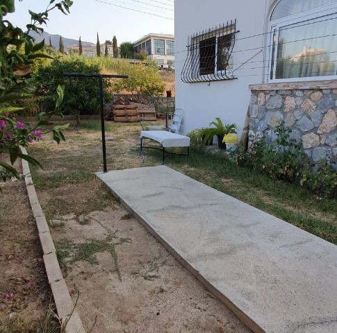 Girne Catalköyde  Çok bakımlı Havuzlu sitede satılık Villa.  *4+1 *155 metrekare  *Esdeger  *Koçanı hazır.  *130.000 sterlin  *Îletişim  05338422526 Münübe Karaosmanoglu.