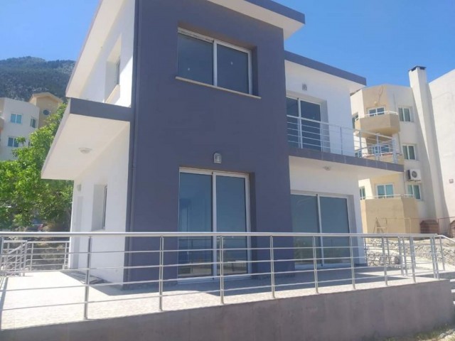 ‼  SATILIK  KELEPIR  ‼ * Girne Laptada  *  3+1  140 metrekare Villa *  2 Banyo wc * Dağ ve deniz manzaralı  * Esdeģer * yarım dönüm arsa üstünde  * istenirse havuz yapacak yer mevcut  * Tapusu hazır  * 130.000  sterlin  *  Îletişim 05338422526     Münübe Karaosmanoglu