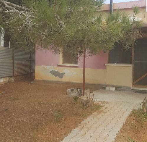 Einfamilienhaus zum Verkauf auf dem Hügel von Kyrenia. 2875 Grundstück auf dem Esdeger COB 2 Schlafzimmer 1 Wohnzimmer 1küche 1①. 50.000 Pfund. Kontakt 05338422526 Münübe Karaosmanoglu. ** 