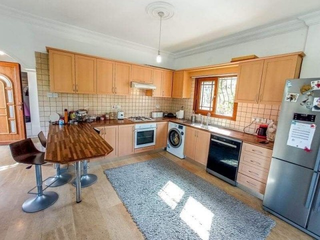 2+1 villa zum Verkauf in catalköy 129.000 Pfund. * 90m2 geschlossene Fläche * 500m2 Grundstücksgröße * im Namen des COB-Besitzers. K.D.V bezahlt * gleichwertige COB * Gebäude Baudatum 2008 • 12m ① 6m Gemeinschaftspool • 2 Schlafzimmer * 1. Badezimmer auf dem Boden - ① / C * 1 Gäste ① / C * Plätze na