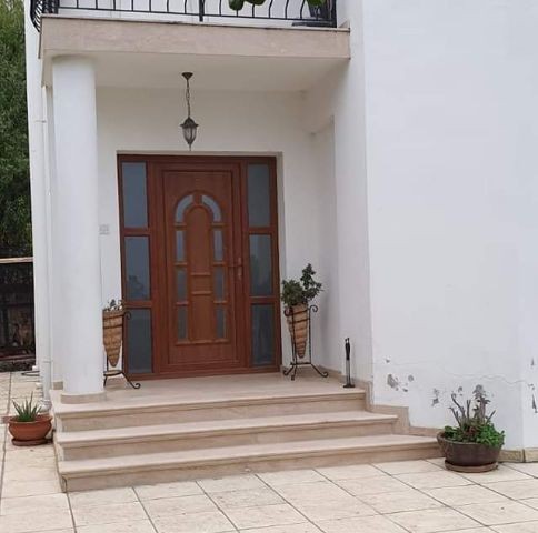 2+1 villa zum Verkauf in catalköy 129.000 Pfund. * 90m2 geschlossene Fläche * 500m2 Grundstücksgröße * im Namen des COB-Besitzers. K.D.V bezahlt * gleichwertige COB * Gebäude Baudatum 2008 • 12m ① 6m Gemeinschaftspool • 2 Schlafzimmer * 1. Badezimmer auf dem Boden - ① / C * 1 Gäste ① / C * Plätze na