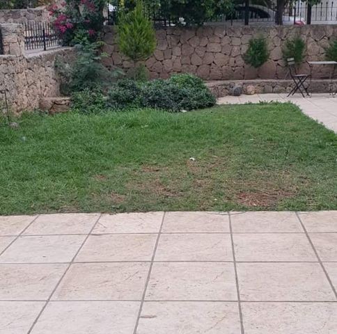 2+1 villa zum Verkauf in catalköy 129.000 Pfund. * 90m2 geschlossene Fläche * 500m2 Grundstücksgröße * im Namen des COB-Besitzers. K.D.V bezahlt * gleichwertige COB * Gebäude Baudatum 2008 • 12m ① 6m Gemeinschaftspool • 2 Schlafzimmer * 1. Badezimmer auf dem Boden - ① / C * 1 Gäste ① / C * Plätze na