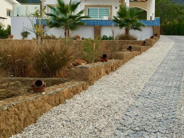 Zu verkaufen in Esentepede, die Villen null Lu llou 180 m2 3+1 Esdeger auf einem Grundstück von 1200 m2 gebaut. Der Strom - und Wasseranschluss ist bereit für den Zyklus. Voll möbliert. Heiz-und Kühlsystem vorhanden. 260.000 Pfund. ** 