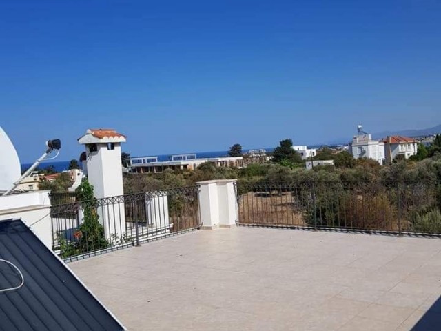 Villa zu verkaufen 170.000 Pfund. Kyrenia do ②koyde Esde Llogara 290 qm 3 Etagen 3 + 1 unsuite 2 Küche 2 Badezimmer 3 Llogara große Terrasse mit Meerblick. Unsere Villa im 510 Quadratmeter großen Garten Mit Parkplatz steht zum Verkauf. Kontakt 0533 8422526 Münübe Karaosmanoglu ** 