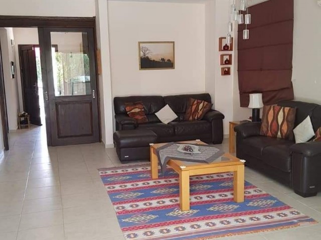 Villa zu verkaufen 170.000 Pfund. Kyrenia do ②koyde Esde Llogara 290 qm 3 Etagen 3 + 1 unsuite 2 Küche 2 Badezimmer 3 Llogara große Terrasse mit Meerblick. Unsere Villa im 510 Quadratmeter großen Garten Mit Parkplatz steht zum Verkauf. Kontakt 0533 8422526 Münübe Karaosmanoglu ** 