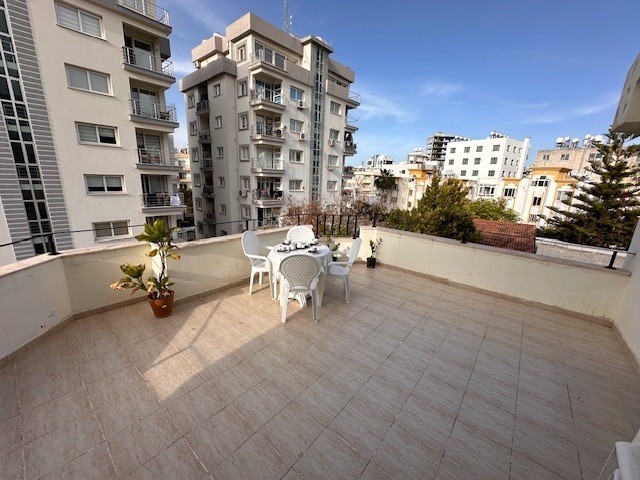 Двойная широкая терраса для посуточной аренды 3+1 в самом популярном месте в центре Кирении