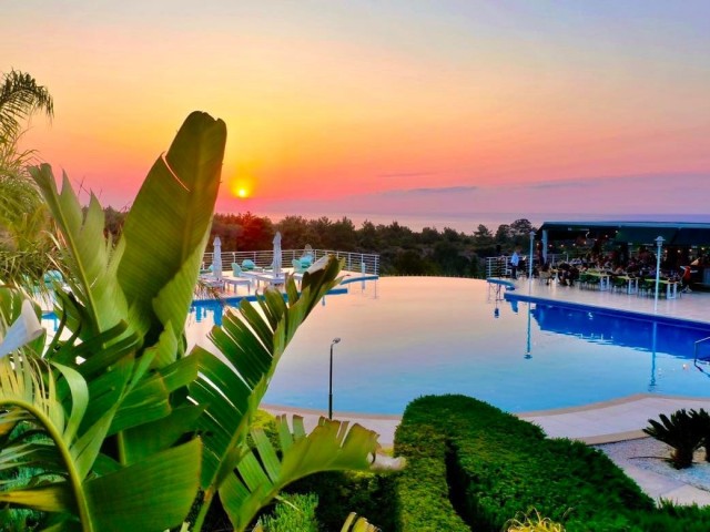 Sonnenuntergangsliebhaber aufgepasst! Stellen Sie sich vor, Sie würden jeden Tag den atemberaubenden Sonnenuntergang genießen, während Sie in einem 2+1 Schlafzimmer mit Infinity-Pool Wein trinken. Das ist der Lebensstil, von dem Sie schon immer geträumt haben.