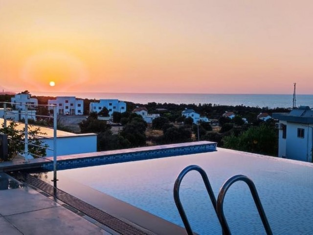 Sonnenuntergangsliebhaber aufgepasst! Stellen Sie sich vor, Sie würden jeden Tag den atemberaubenden Sonnenuntergang genießen, während Sie in einem 2+1 Schlafzimmer mit Infinity-Pool Wein trinken. Das ist der Lebensstil, von dem Sie schon immer geträumt haben.