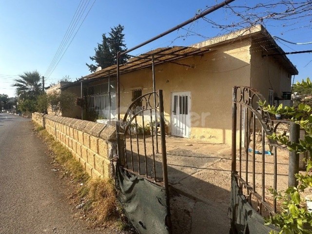 FREISTEHENDES HAUS ZUM VERKAUF IM DORF İSKELE DERİNCE AUF EINEM 1400 m² großen GRUNDSTÜCK ZUM PREIS EINER WOHNUNG