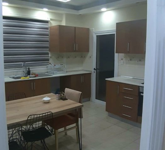 TÜRKISCHE KOÇANLI 3+1 GERÄUMIGE WOHNUNG ZUM VERKAUF IN FAMAGUSTA YENİBOĞAZİÇ