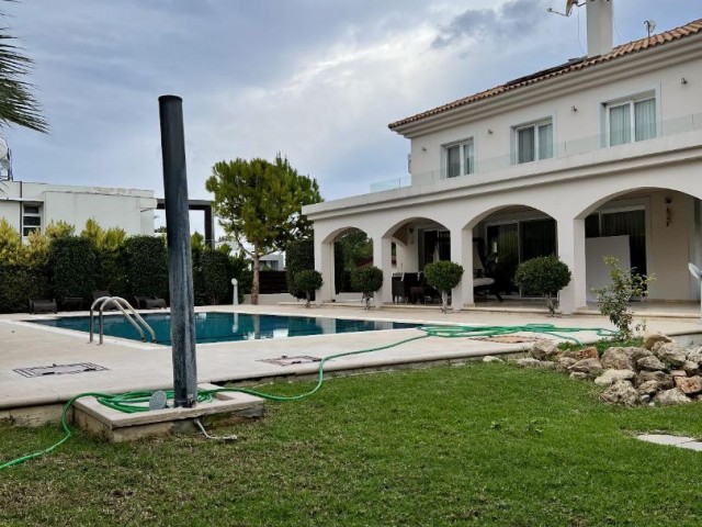 Villa mit einem atemberaubenden privaten Pool in Edremit mit seinem Garten!