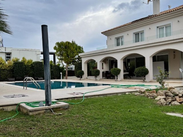 Villa with a Dazzling Private Pool in Edremit with its Garden!