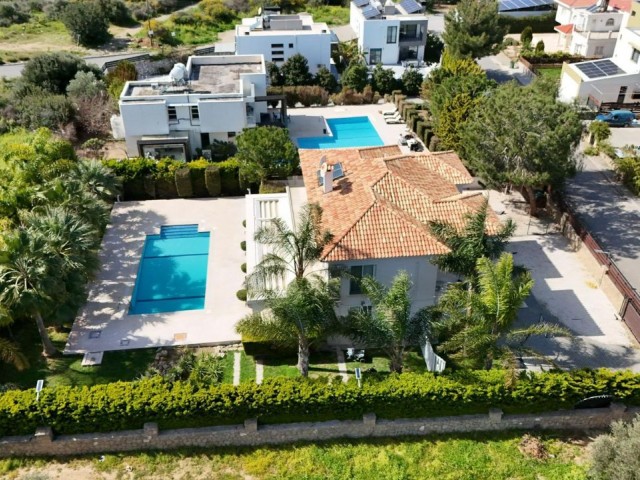 Villa with a Dazzling Private Pool in Edremit with its Garden!