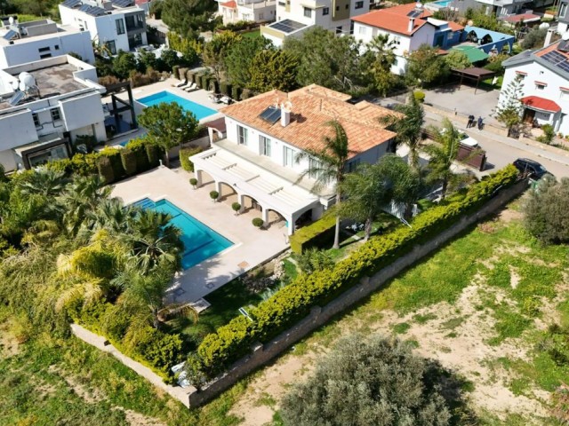 Villa with a Dazzling Private Pool in Edremit with its Garden!