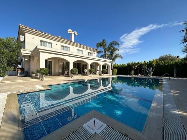 Villa mit einem atemberaubenden privaten Pool in Edremit mit seinem Garten!