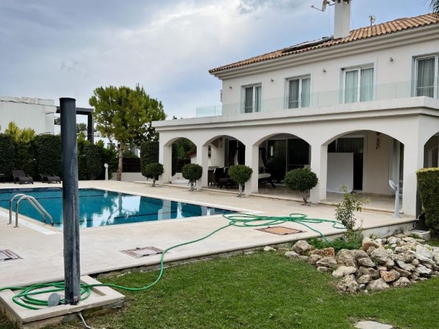 Villa mit einem atemberaubenden privaten Pool in Edremit mit seinem Garten!