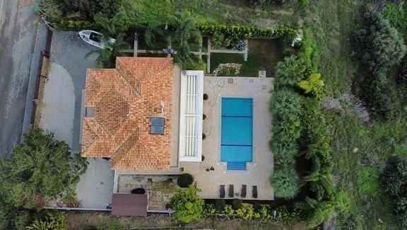 Villa with a Dazzling Private Pool in Edremit with its Garden!