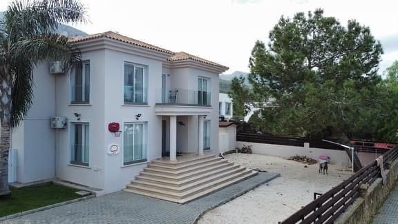 Villa with a Dazzling Private Pool in Edremit with its Garden!