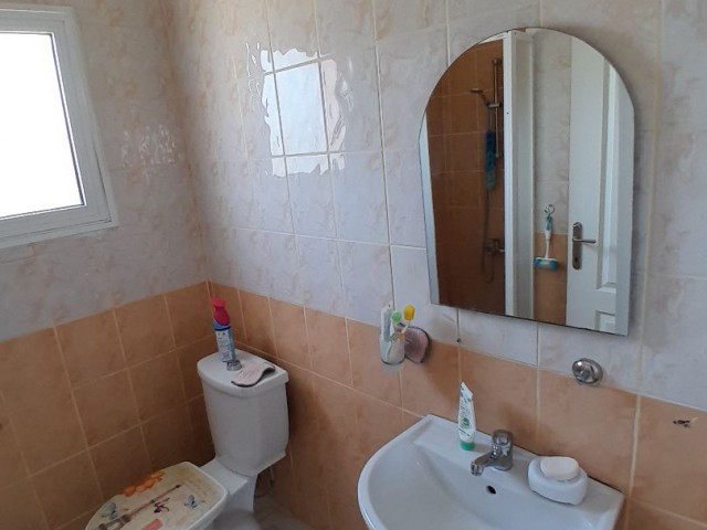 2+1 WOHNUNG MIT GEMEINSAMER POOL IN EINEM KOMPLEX IN KARŞIYAKA