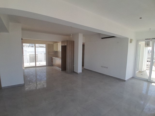 2+1 PENTHOUSE ZU VERKAUFEN MIT BERG- UND MEERBLICK IM ZENTRUM VON KYRENIA