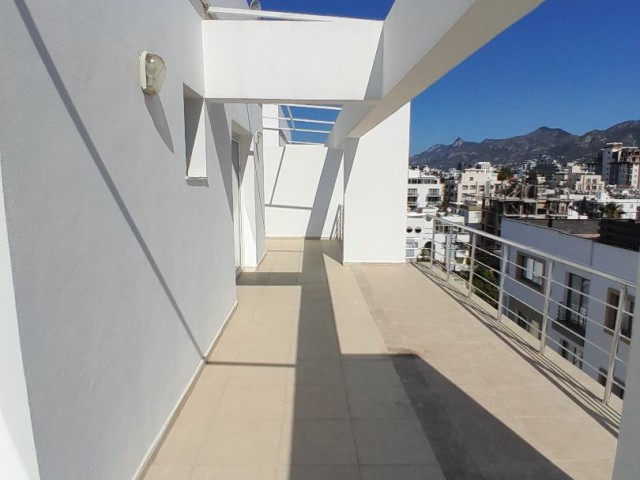 2+1 PENTHOUSE ZU VERKAUFEN MIT BERG- UND MEERBLICK IM ZENTRUM VON KYRENIA