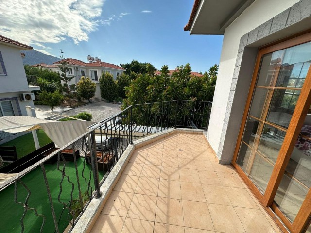 GELEGENHEIT IN PERFEKTER LAGE IN KYRENIA, ALSANCAK 2+1 TWIN VILLA