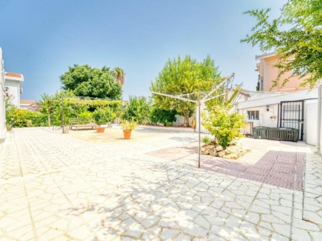 Villa in einem herrlichen Garten in fußläufiger Entfernung zum Meer in Girne Karaoğlanoğlu