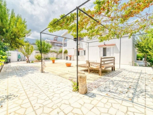 Girne Karaoğlanoğlu denize yürüme mesafesinde  muhteşem bahçe içerisinde villa