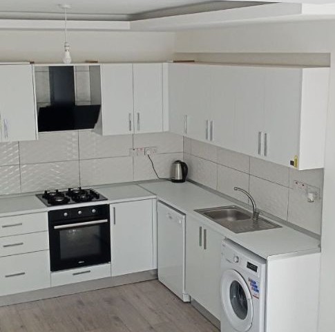 Verkauf einer neuen fertigen Wohnung 2+1 mit Möbeln und Geräten in Famagusta