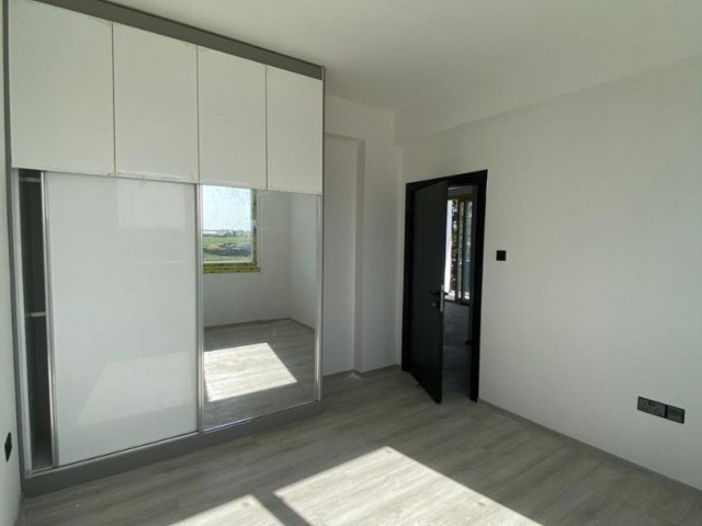 Verkauf einer neuen fertigen Wohnung 2+1 mit Möbeln und Geräten in Famagusta
