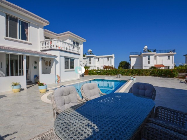 Sole agency* 3 Bedroom Detached Resale Villa *Private Pool * Mountain Views