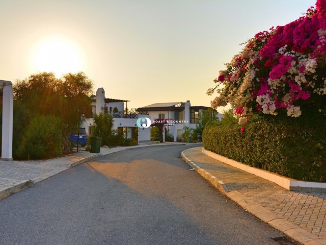 Sole agency * Fabulous 4 bedroom detached villa on popular development