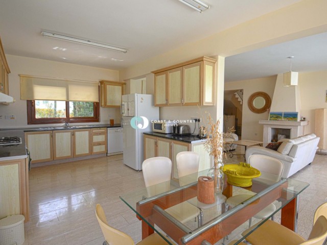 Lovely 3 Bedroom Villa in Fabulous Location* Full Title Deed in Vendor's Name