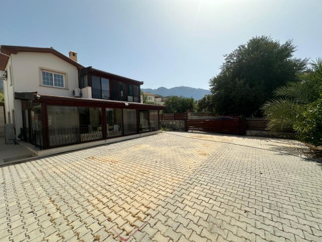 **VOLLSTÄNDIG MÖBLIERTE VILLA MIT 4 SCHLAFZIMMERN, ZENTRALHEIZUNG UND SAUNA IN ALSANCAK**